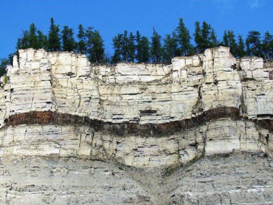 красная осадочная порода. гора осадочные горные породы. горизонтальное залегание осадочных горных пород. обломочные карбонатные породы. земные породы.