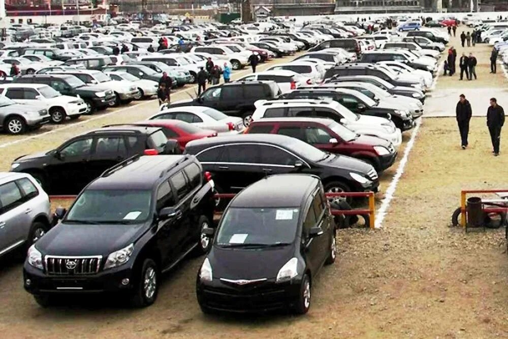 Машины с пробегом пригнать. Машины с пробегом пригнать. Много машин. Рынок автомобилей. Машины с пробегом пригнать.