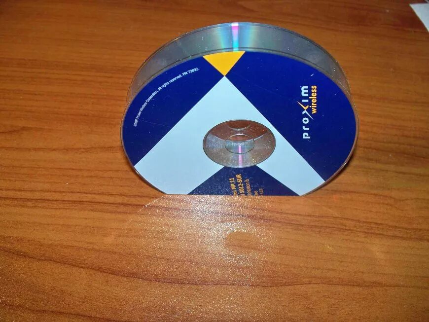 Cd в подарок интернет. Салфетница из дисков. Салфетница из компакт дисков. Подставка из СД диска. Подставка из компакт дисков салфетница.