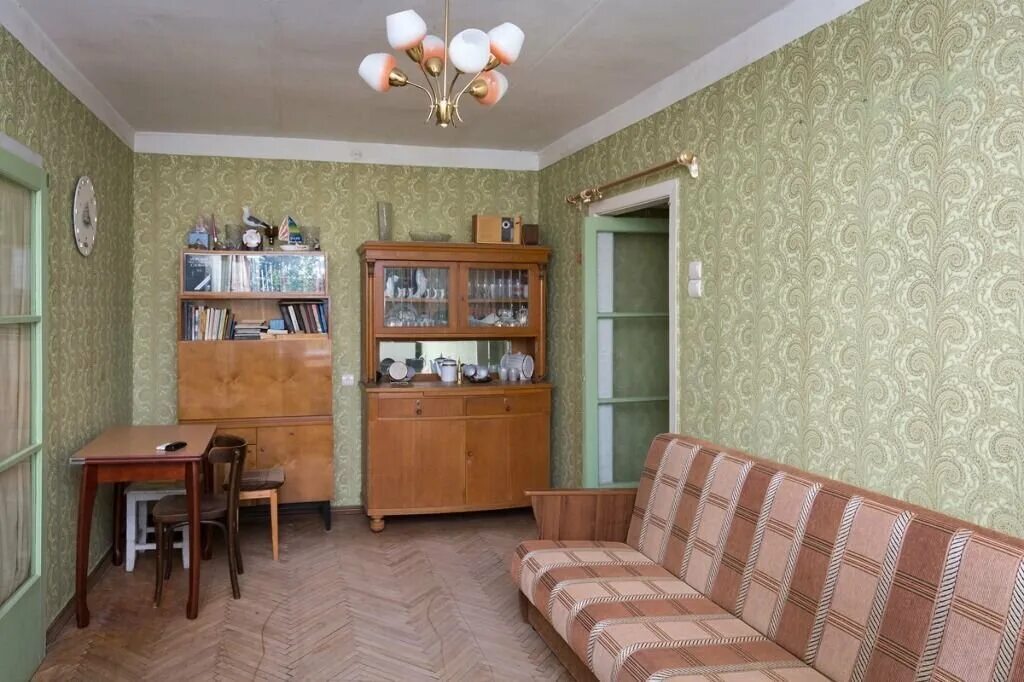 Квартира Бабушкин вариант. Гостиная в Советском стиле. Старая квартира в хрущевке. Квартира с бабушкиным ремонтом. Продать квартиру бабушкина