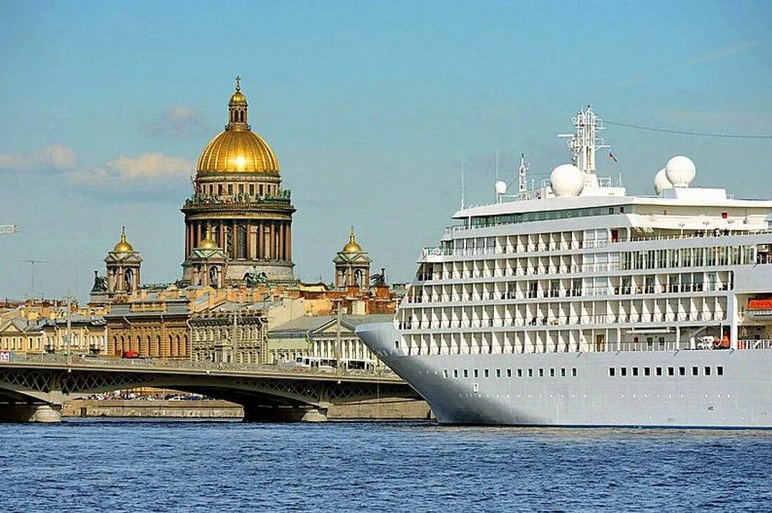 Круиз спб сайт. Круизный лайнер в Санкт-Петербурге. Морские круизные лайнеры в Санкт Петербурге. Океанский лайнер в Санкт-Петербурге. Круизный лайнер на Васильевском острове.