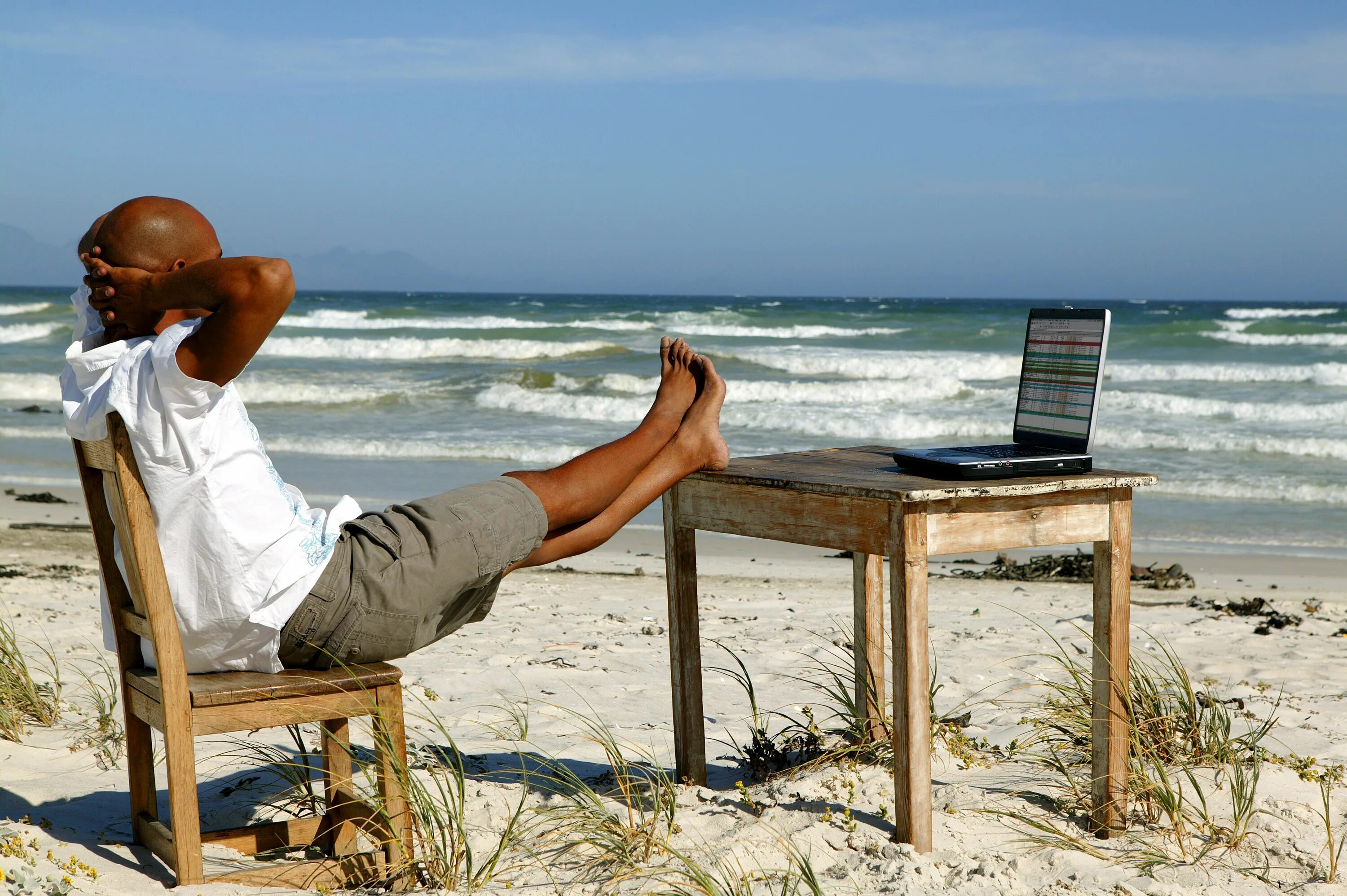 Бизнесмен на отдыхе. Успешный бизнесмен. Мечты бизнесмена. Бизнесмен со спины. Бизнесмен медитирует.