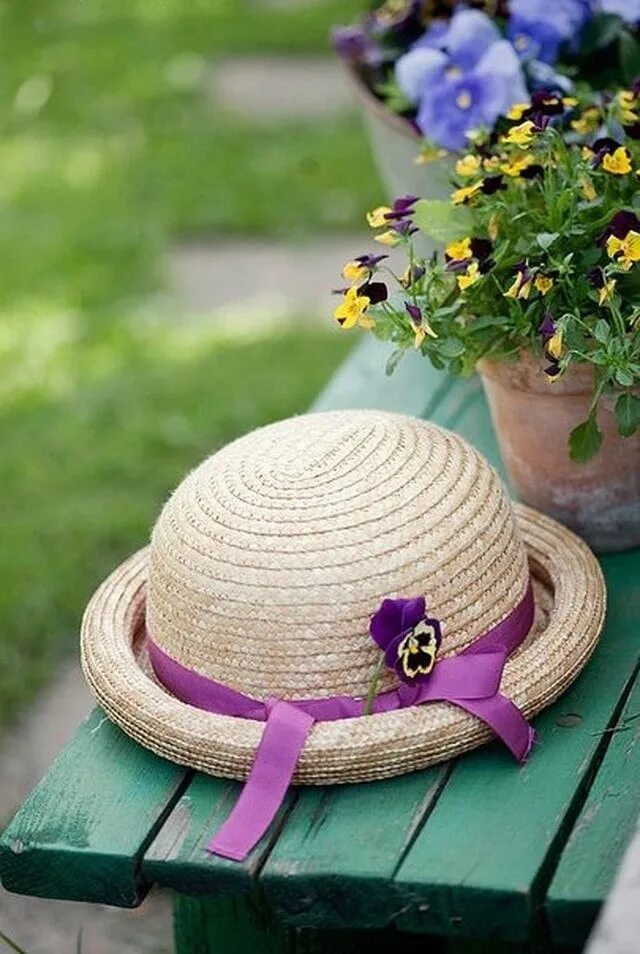 Шляпка цветок. Шляпка цветочек. Шляпа с цветами. Соломенная шляпа с цветами.