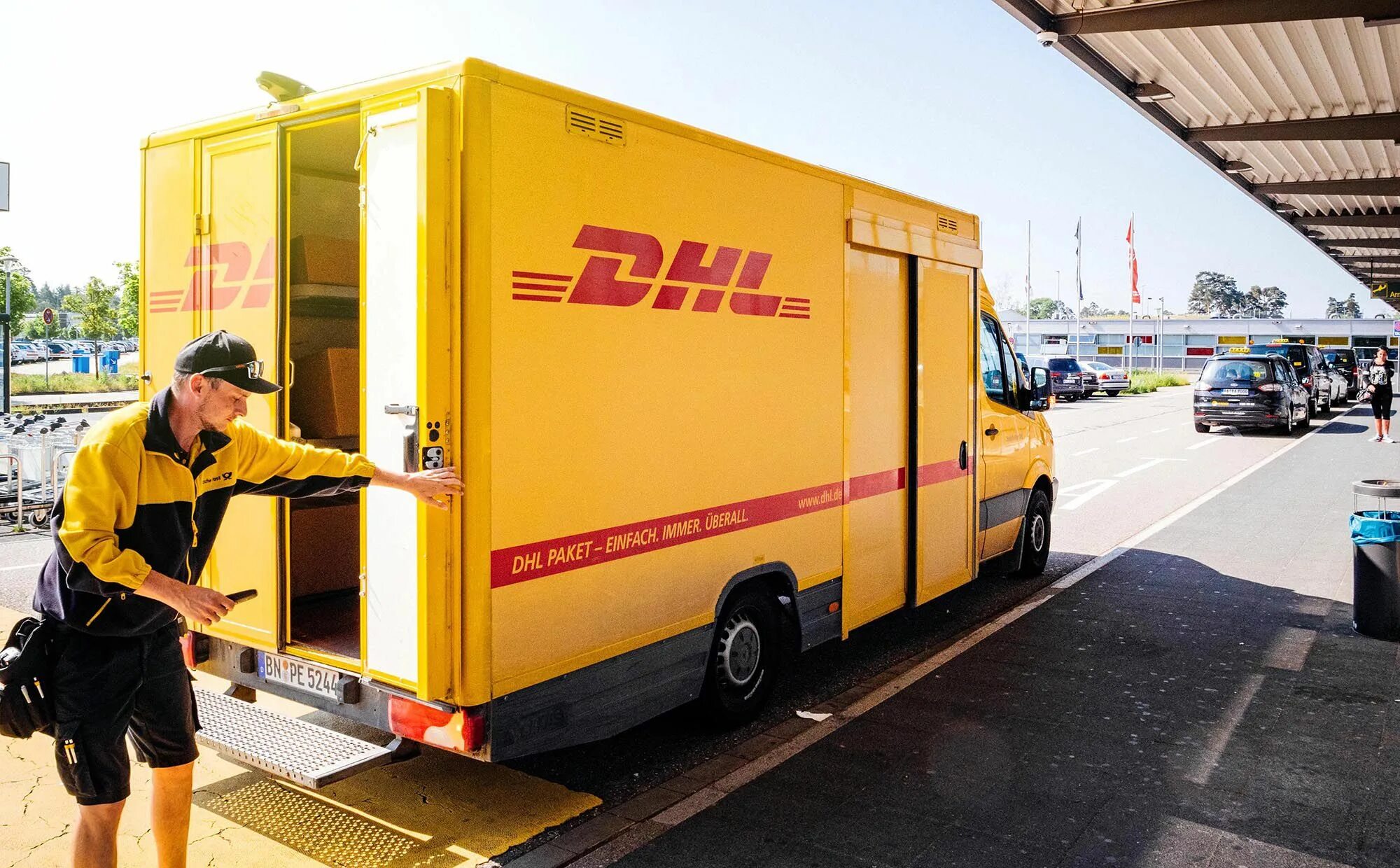 Курьер DHL. Мерседес DHL. DHL delivery. DHL эмблема. Helion dhl 6