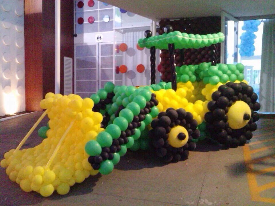 Машина из шаров. Машинка из шаров. Машинки из воздушных шариков. Машина из шариков воздушных. Трактор из шаров.