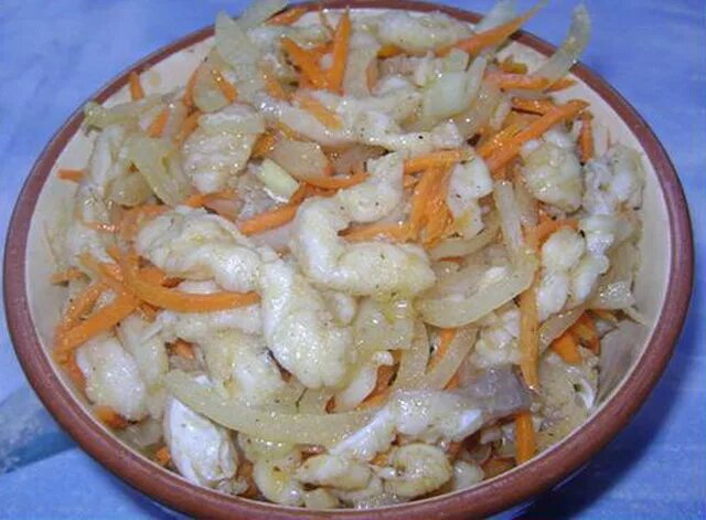 Салат рыба морковь лук. Рыба хе из щуки. щука хе по-корейски. хе из судака. салат рыба хе из щуки.
