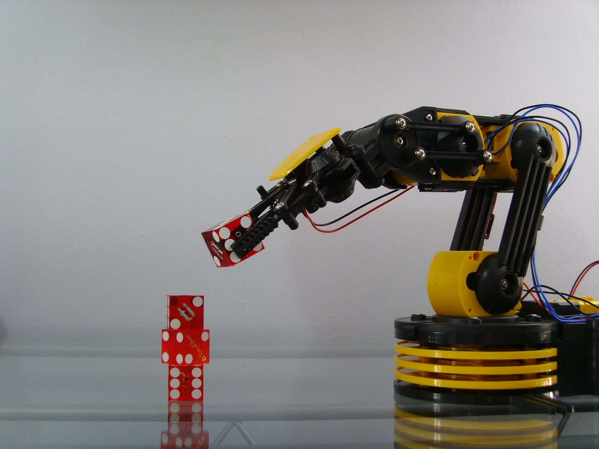 Robot arm. Офисный робот. robot проектирование. стационарный роботробот. жесткий робот.