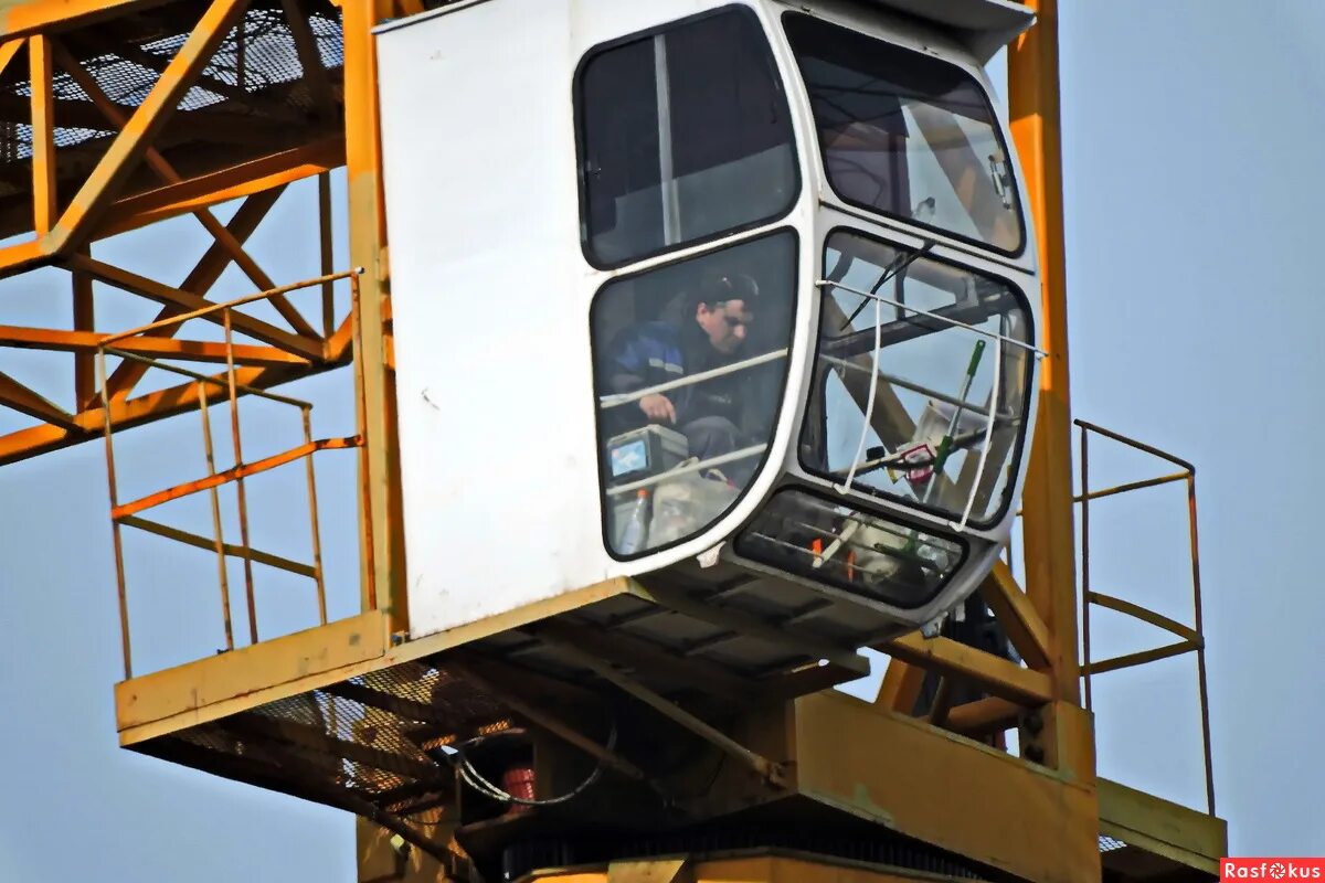 Машинист автокрана. Авито крановщики работа. Крановщик автокрана. Машинист крана мостовой козловой. Машинист перегружателя.