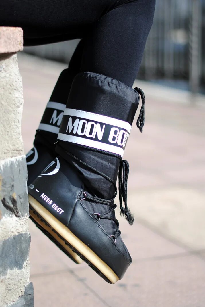 Мунбуты диор. Moon Boot подошва. Диор Moon Boot. Луноходы мужские Moon Boot. Муны обувь