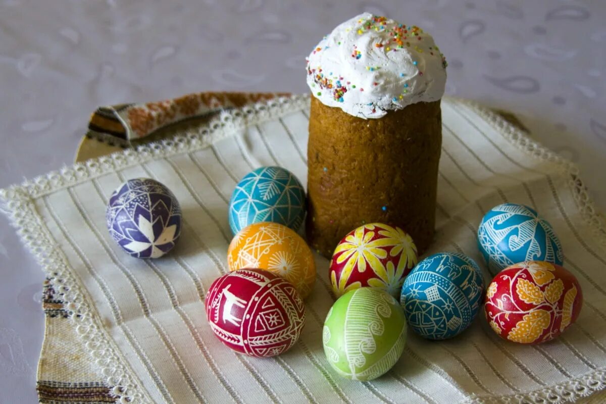 Яйцо символ пасхи. Пасха. пасхальные яйца и куличи. символ кулича на пасху. крашеные яйца и кулич.