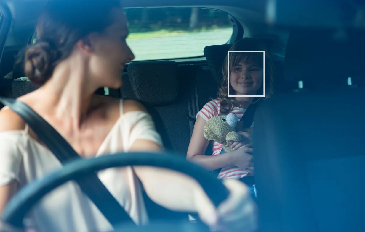 Мама за рулем. Машина для детей. Женщина с ребенком в машине. Два кресла на заднем сиденье. Ребенок пассажир.