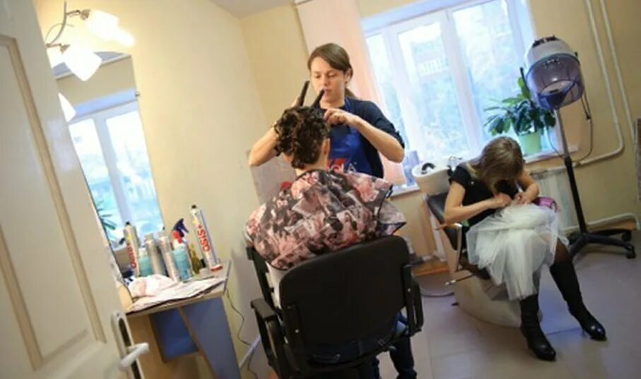 парикмахерская эконом. рабочее место парикмахера. салон парикмахерской. локон салон красоты курган савельева 33. кудри салон красоты.