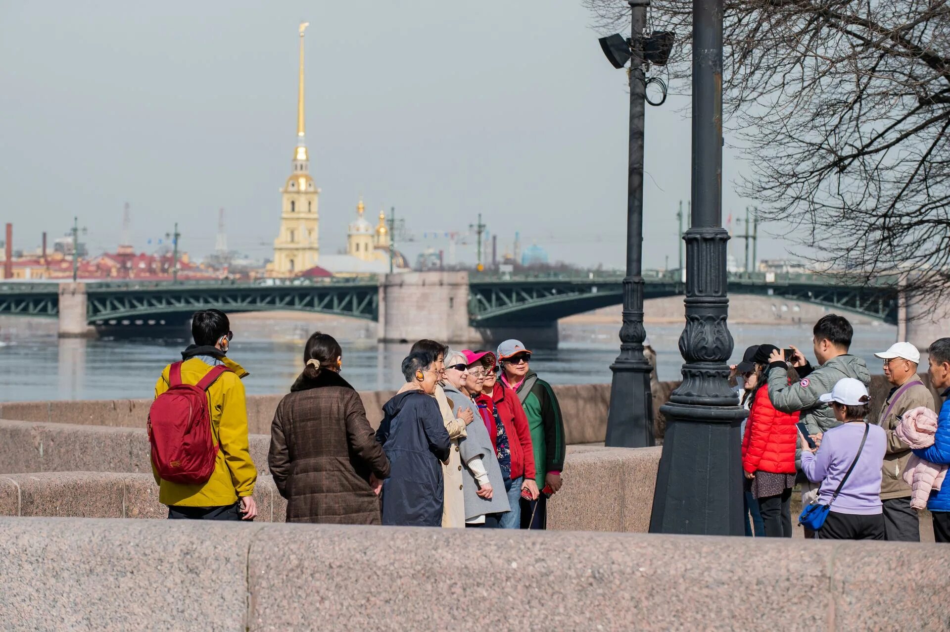 Курортный сбор в санкт петербурге что это. Туристы в Санкт-Петербурге. Туристы на набережной Санкт Петербурга. Питер вошел в тройку самых популярных городов. Санкт-Петербург весной туризм.