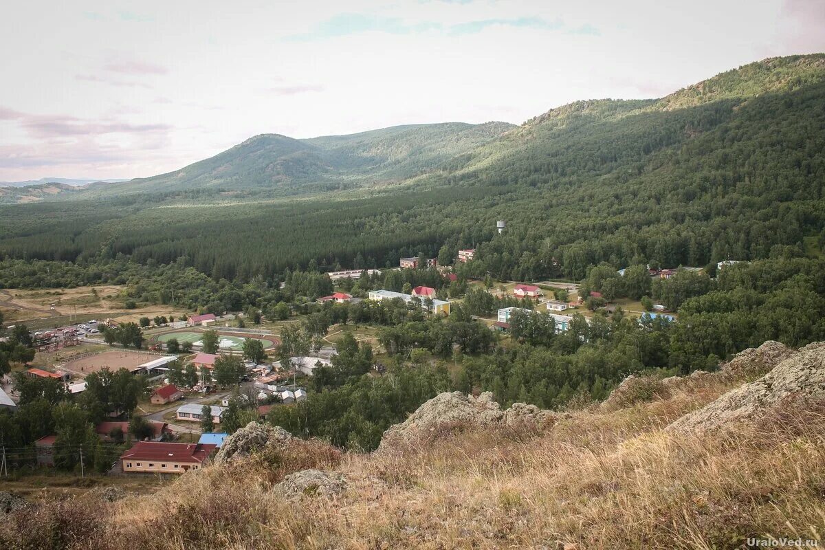 Лагерь горное ущелье Магнитогорск. Горное ущелье лагерь корпуса. Лагерь горное ущелье банное.