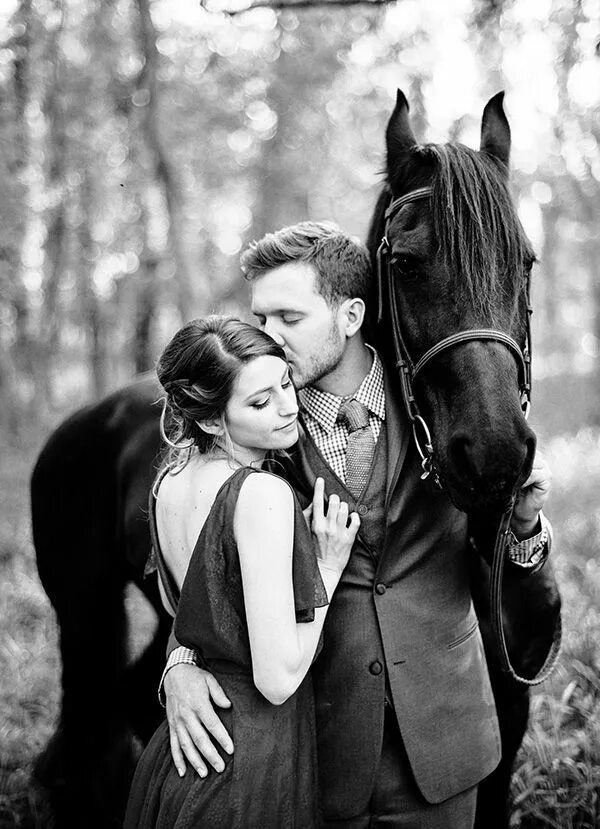 Мужчина лошадь в браке. Парная фотосессия с лошадьми. Фотосессия пары с лошадьми. Фотосессия с лошадьми образы. Романтическая фотосессия на лошадях.