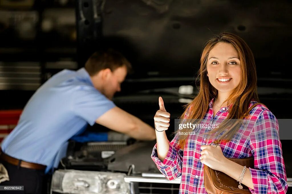 Sweety fox auto mechanic. Девушка автомеханик. Девушка механик автомобилей. Счастливый клиент. Женщина автослесарь фото.