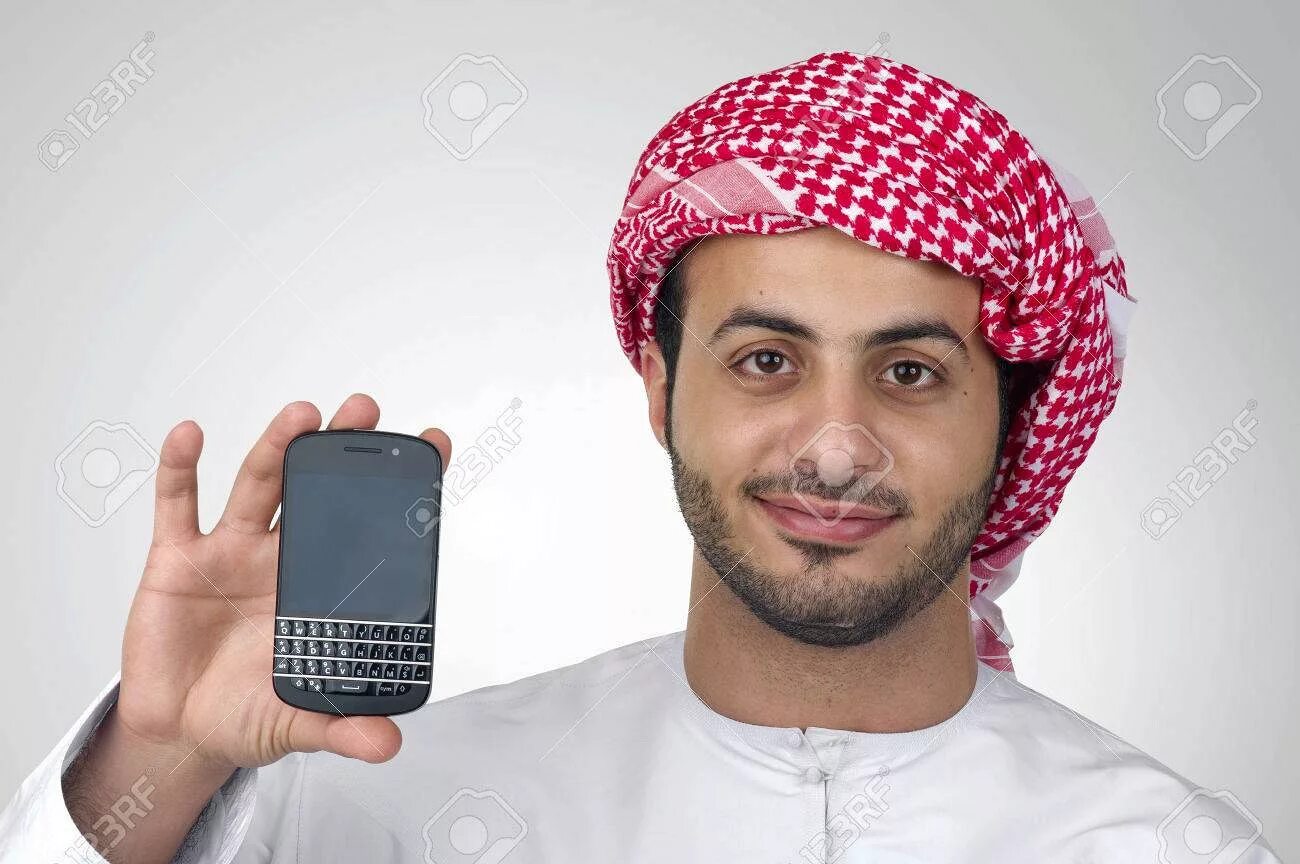 Арабский номер телефона. Араб с телефоном. Телефоны арабские сотовый. Мобильные телефоны с арабами. Мусульманин с телефоном.