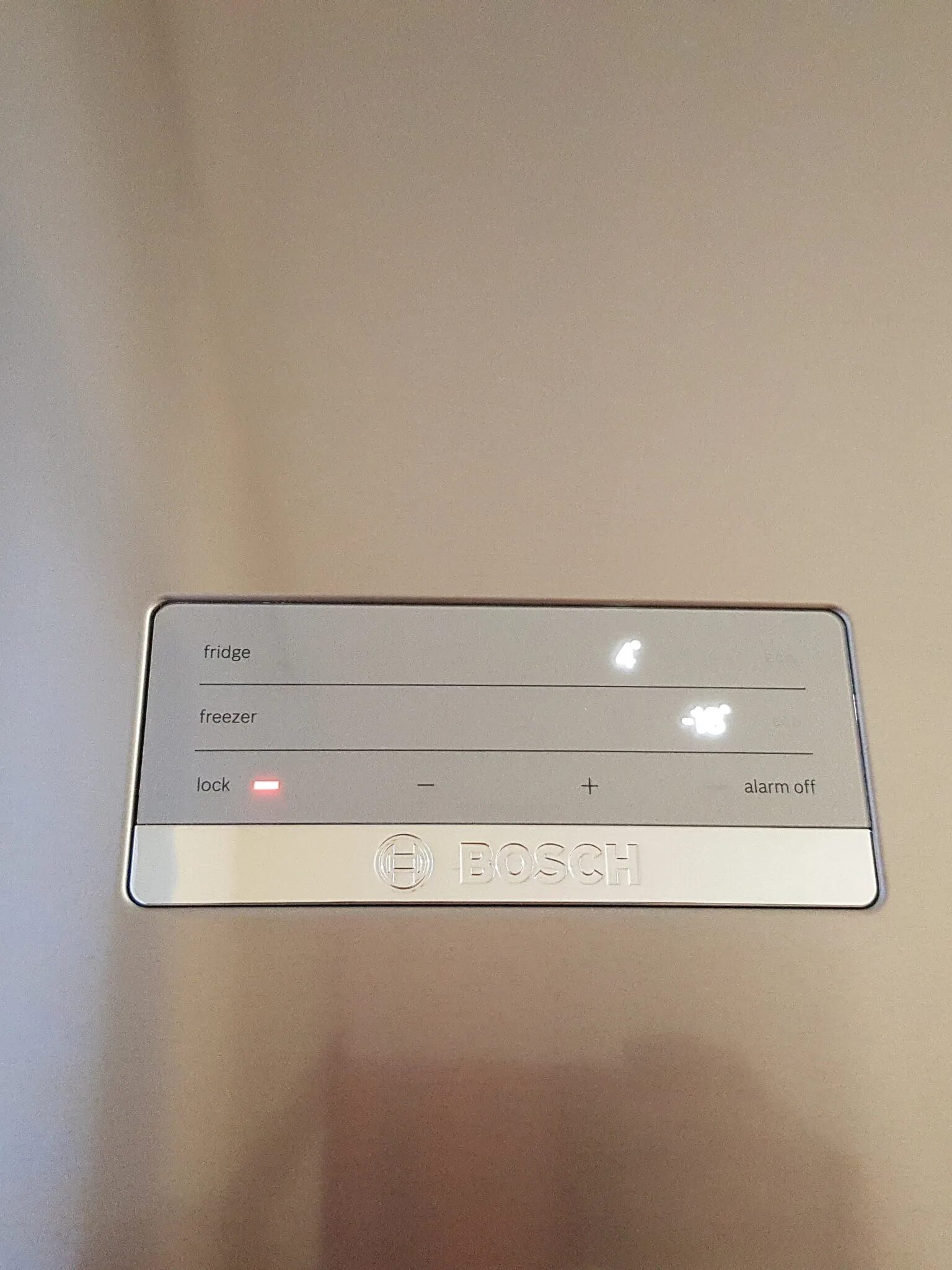 Холодильник бош alarm off. Alarm off на холодильнике что делать. Bosch kgn56hi20r. Аларм на холодильнике liebherr. Alarm off на холодильнике.