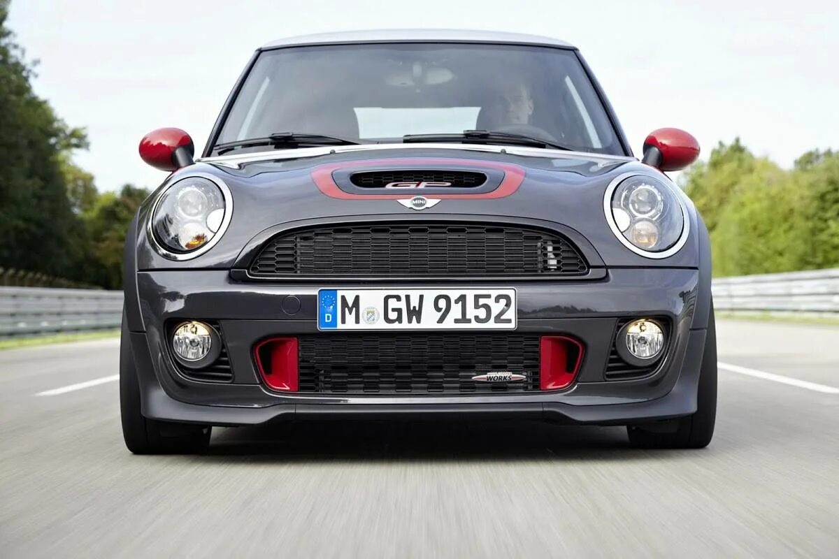 Mini cooper works gp. Самый мощный мини. Самый мощный мини. Мини купер джон купер воркс 2022. Джон купер воркс 2012.