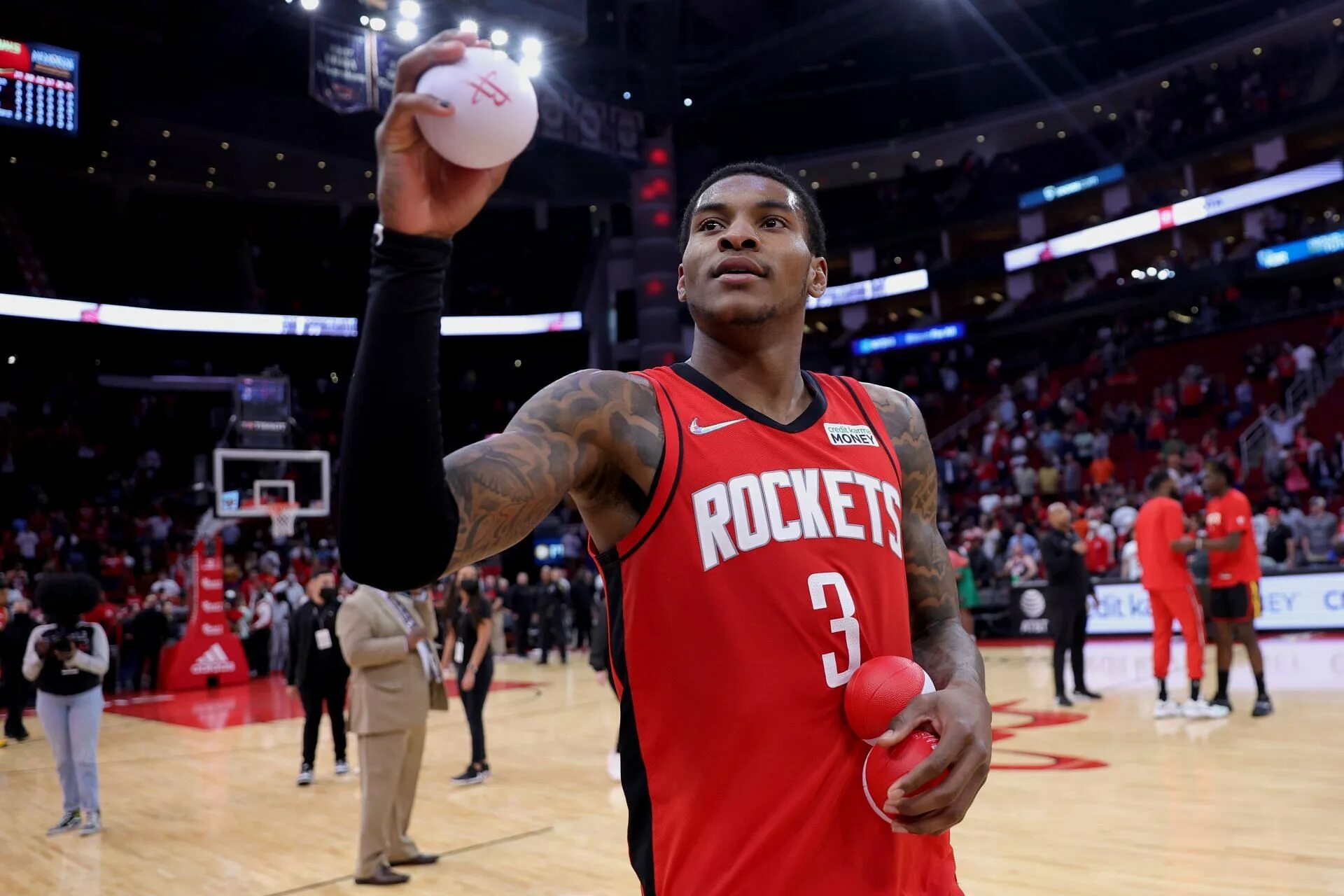 Кевин хьюстон. 30 basketball. Хьюстон рокетс игроки «хьюстон рокетс». Кевин хьюстон. Демар дерозан косички.