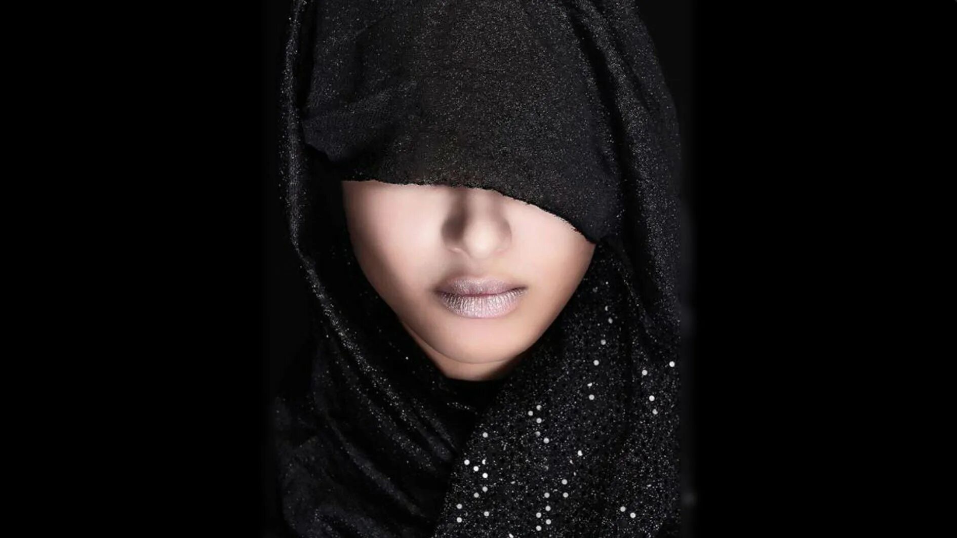 Арабская паранджа. Женщина в черном платке. Красивая женщина в парандже. Женщина в черном хиджабе. Девушка в черном платке.