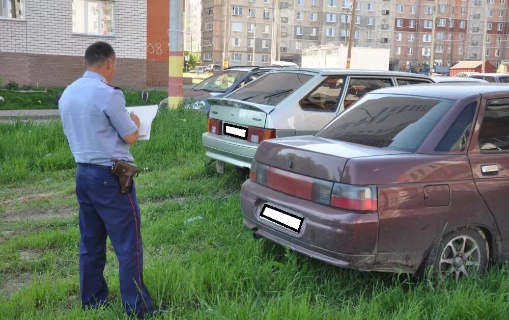 Штраф за газон парковка. Парковка на газоне. Парковка на газоне штраф. Газон машина. Машины на зеленой зоне.