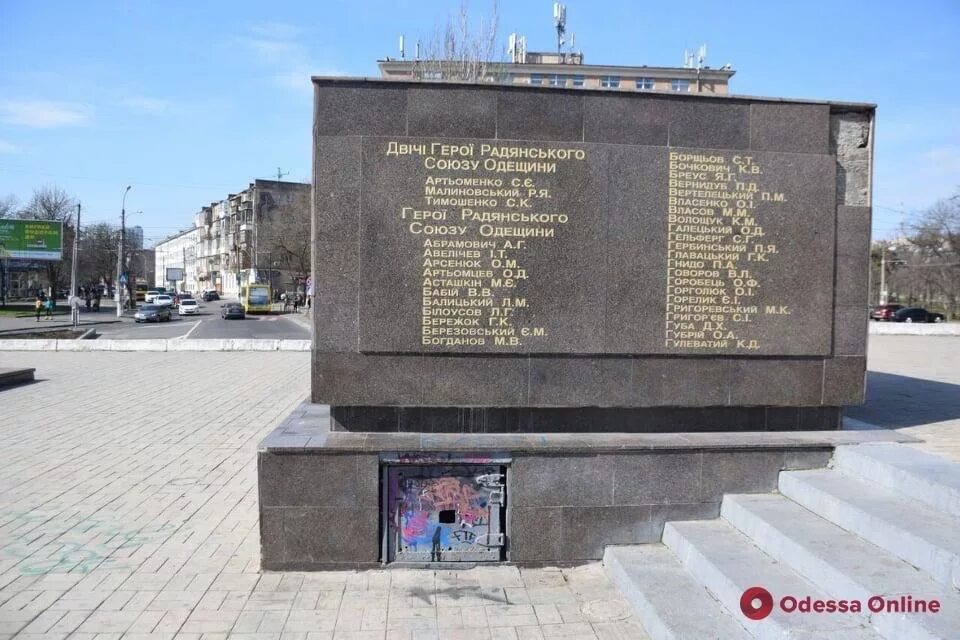 Площадь 10 апреля. Площадь 10 апреля Одесса. Мемориал на площади 10 апреля в Одессе. Одесса площадь 10 апреля фото. Стела на площади "10 апреля", дня освобождения Одессы.