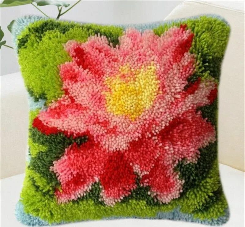 Ковровая техника наборы. Подушки в ковровой технике. Подушки в технике ковровой вышивки. Наволочки в ковровой технике. Цветы в ковровой технике.