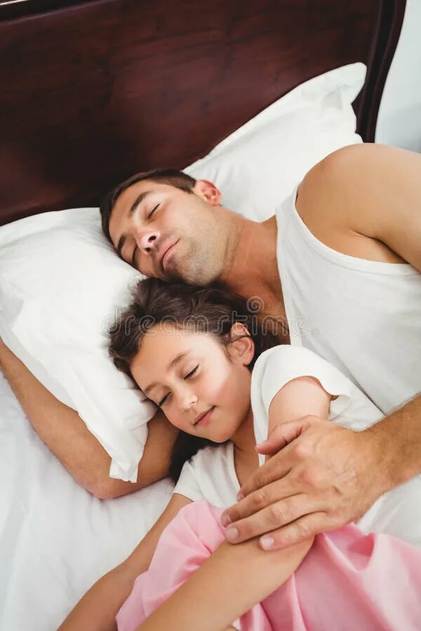 Father sleep daughter. Папа с дочкой спят в обнимку. Фотосессия в постели папа. Девочка с папой в кровати.