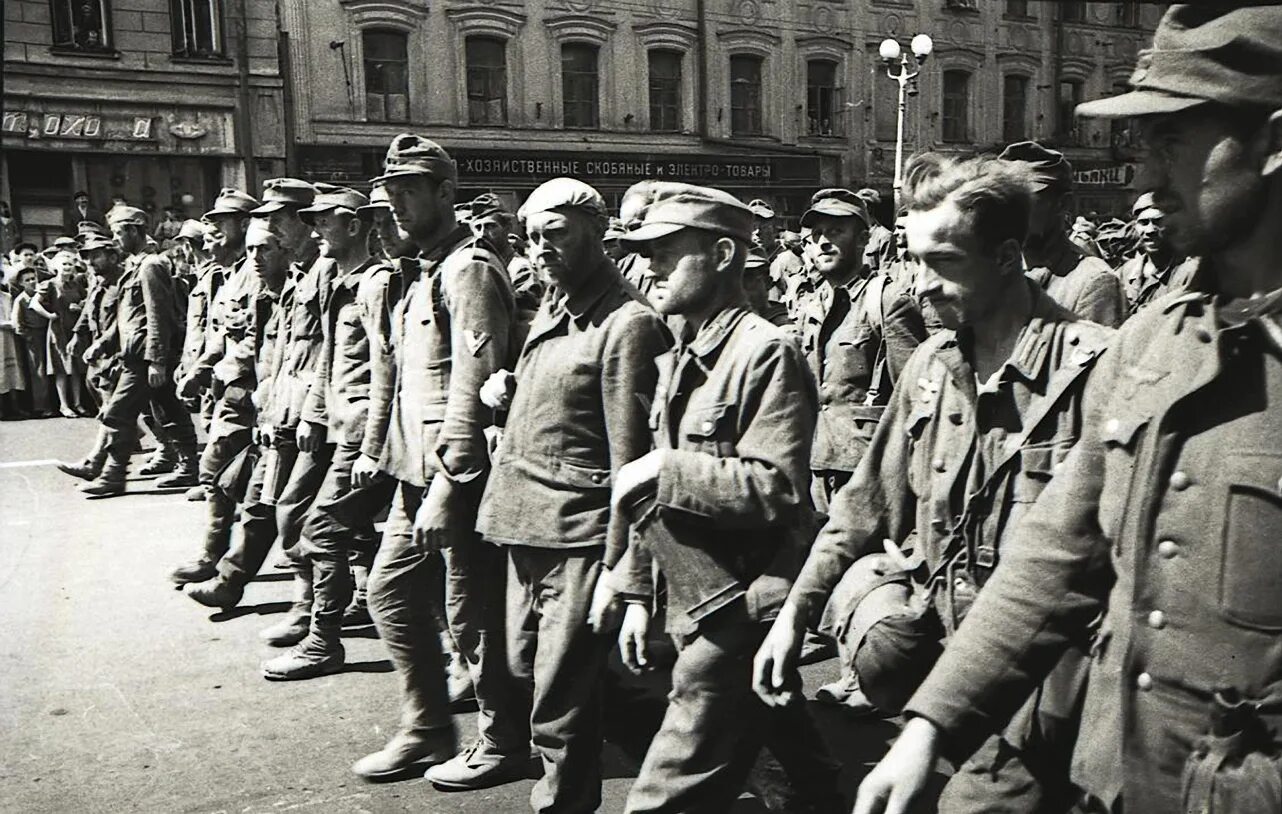 Парад побежденных 17 июля 1944 года. Парад военнопленных немцев в Москве 1944. «Парад побеждённых». 17 Июля 1944, Москва.. Марш пленных немцев по Москве в 1944. Операция вальс