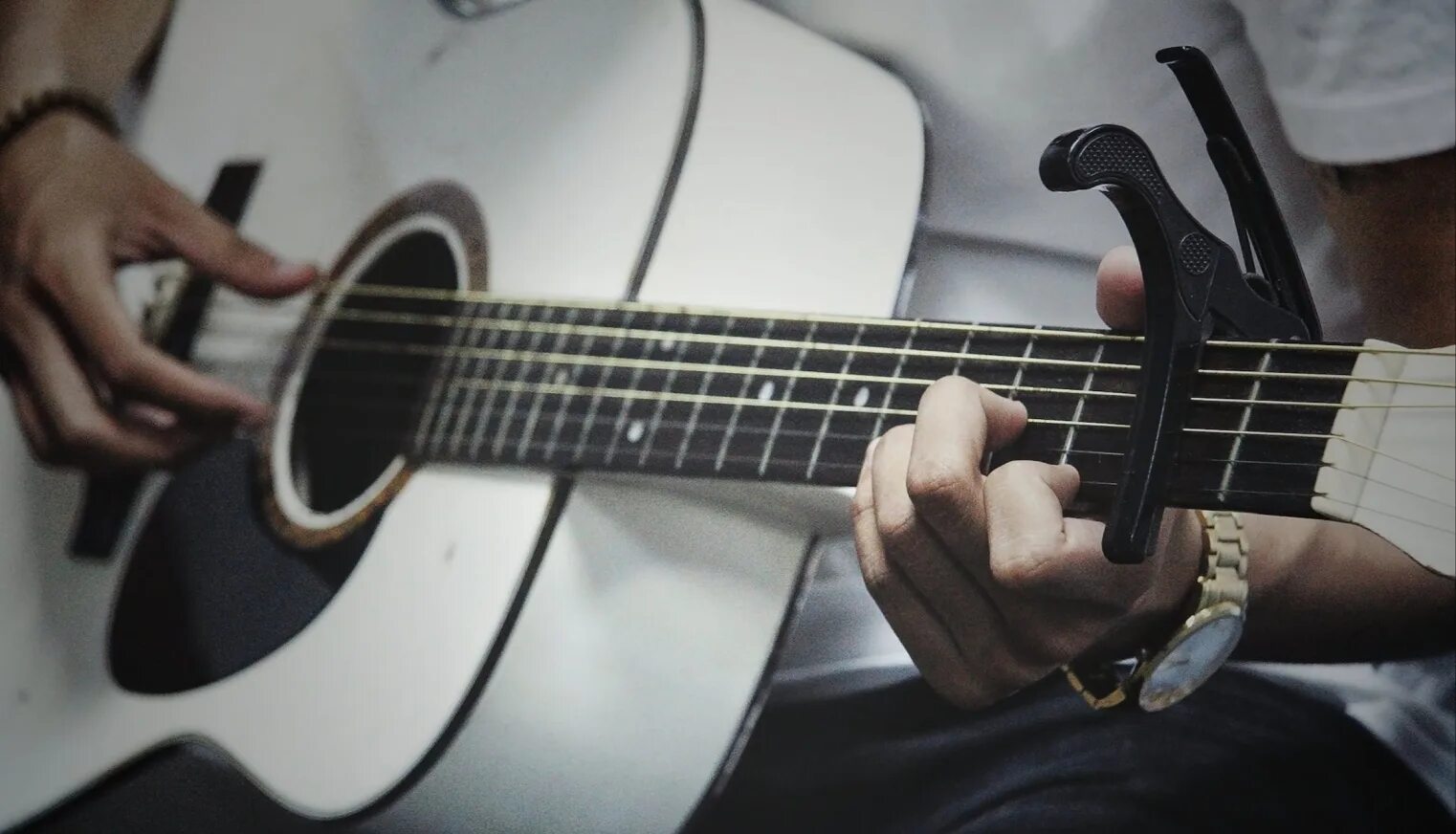 Песня звон гитар. Гитара. Гитарист с акустической гитарой. Гитара в руках. Акустическая гитара.