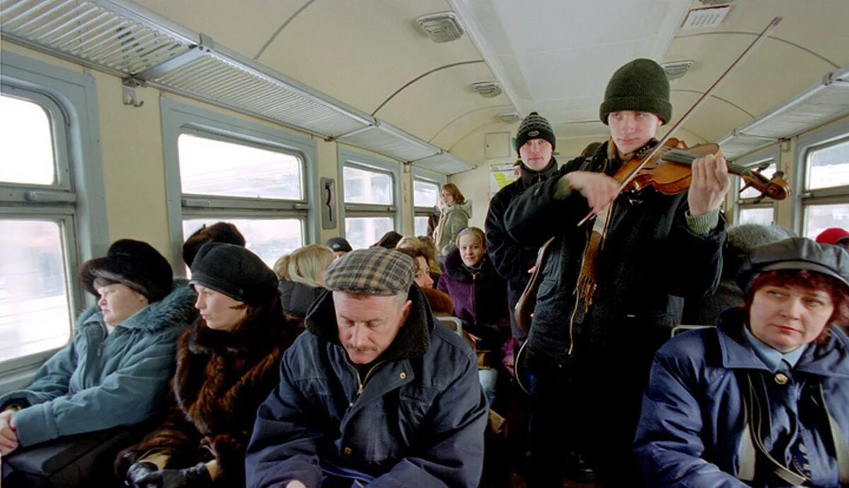 Плацкартный вагон. Женское купе. В шумном вагоне. Вагон электрички. Плацкарт.