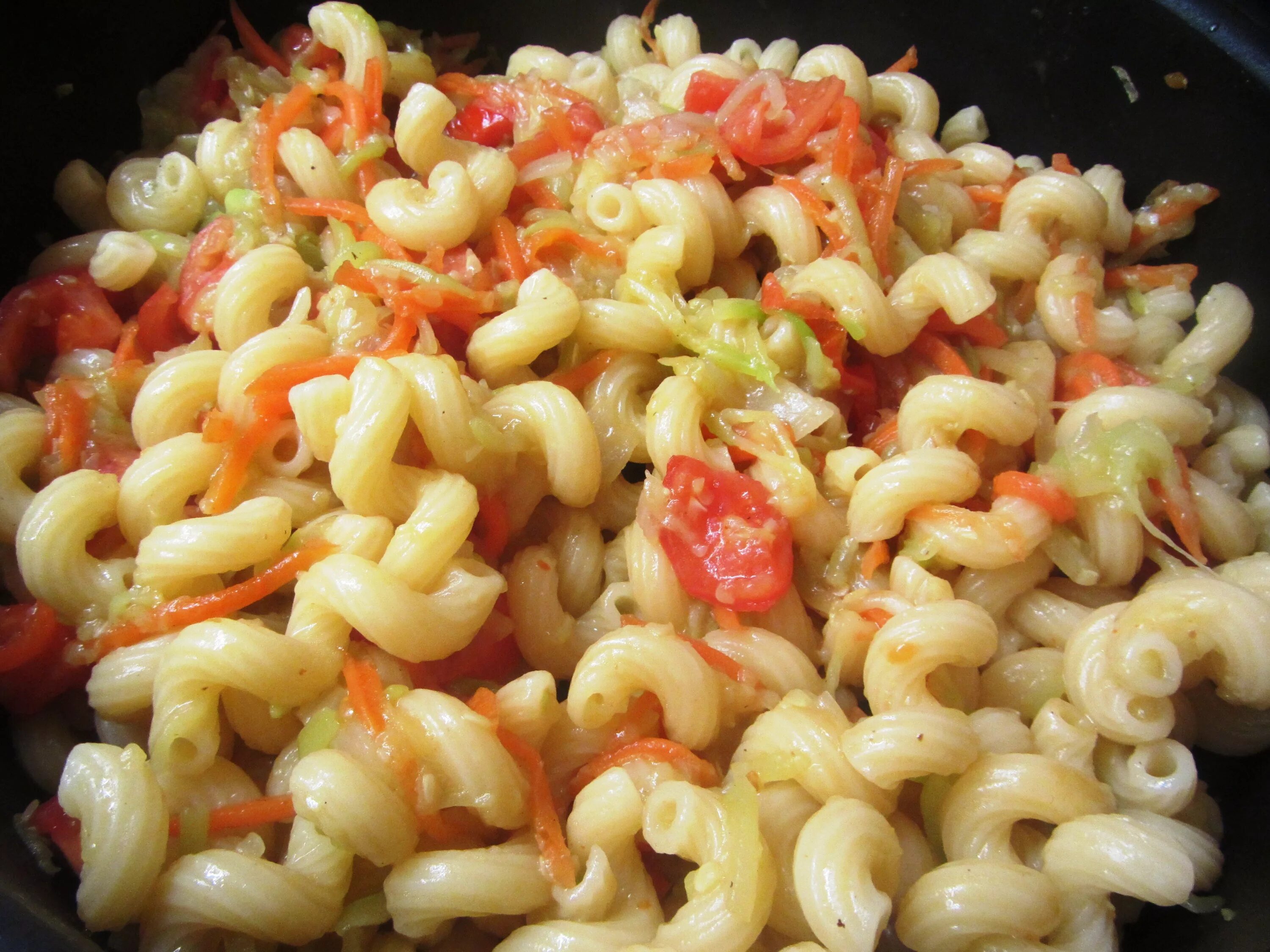 Макароны с овощами рецепт на сковороде. Макароны с овощами. макароны с морковкой. макароны с овощами на сковороде. макароны с помидорами морковью и луком.