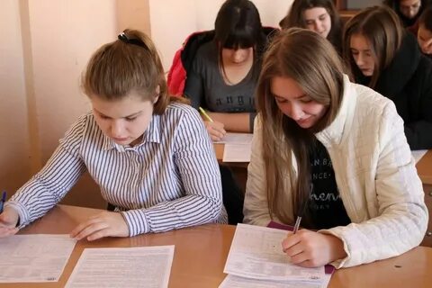 Дети пишут диктант