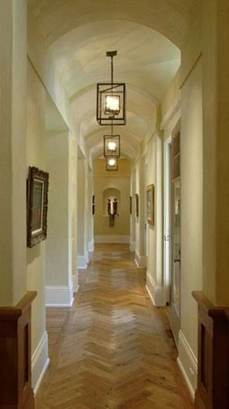 Поставь свет в коридоре. Светильники для узкого коридора. Освещение в узком коридоре. Освещение в прихожей. Освещение в длинном коридоре.