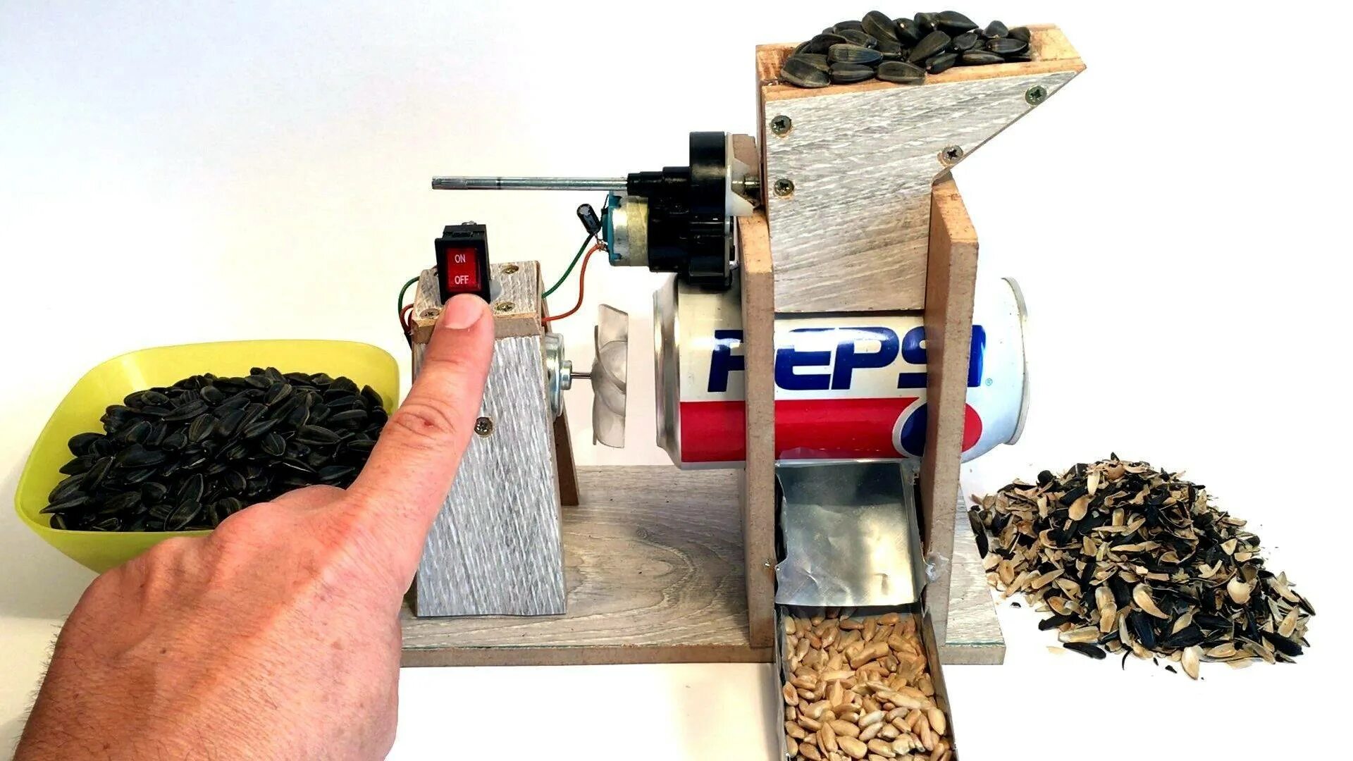 Оборудование для очистки семечек от шелухи. Аппарат для чистки семечек. Мини шелушилка семян подсолнечника. Промышленная очистка семян. Машина для очистки семечек от шелухи.