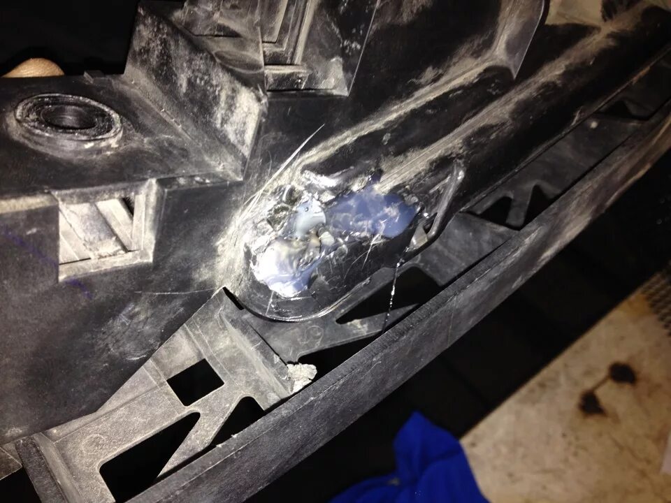 Как расклеить фару. Как расклеить фару. Как расклеить фару. Разборка фары на полиуретановом герметике. Расклеить фару жидкость.