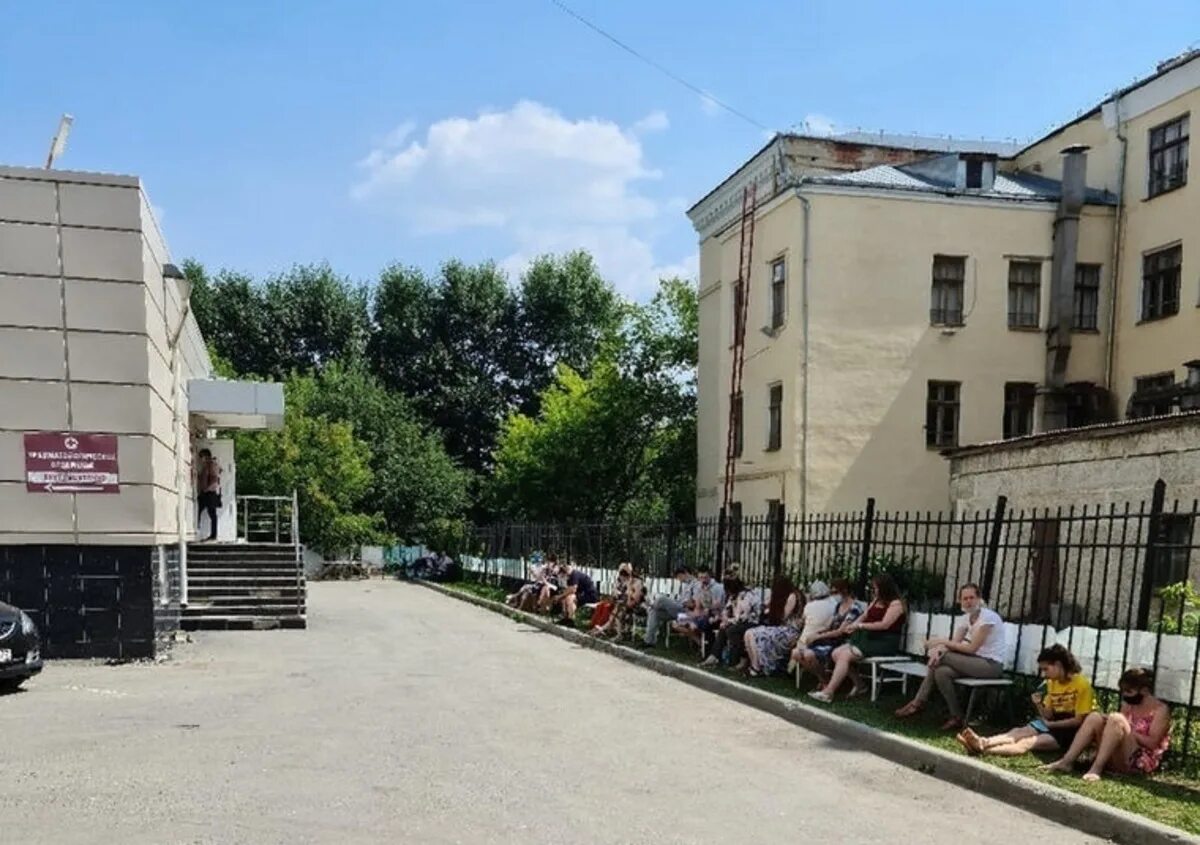 Улица больной. Очередь в больницу на улице. Екатеринбург Суворовская больница. Ул.Володарского Екатеринбург госпиталь. Фото поликлиники 14 на Уралмаше в Екатеринбурге.