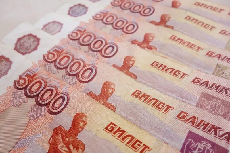 Двести тысячный. Деньги 100 000 000 рублей. Пятитысячные купюры в руках. Много рублей. Двести тысячный.