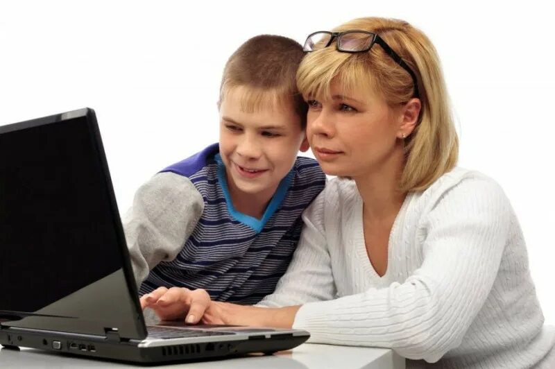 Русская мама училась в школе. Компьютер для детей. Родители и дети за компьютером. Дети родители компьютер. Мама с ребенком у компьютера.
