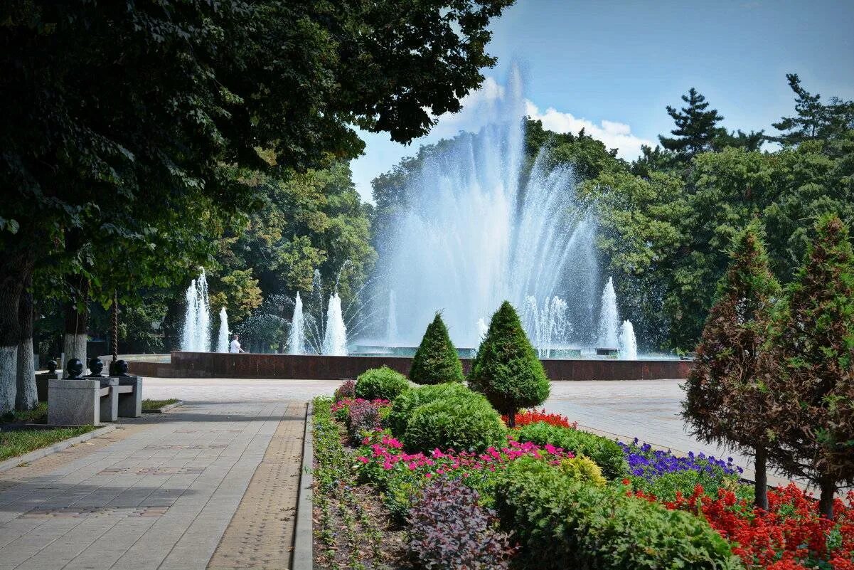 Краснодарский край г москва. Армавир Краснодарский край. Центральный сквер Армавир. Армавир Центральный фонтан. Краснодар город Армавир.