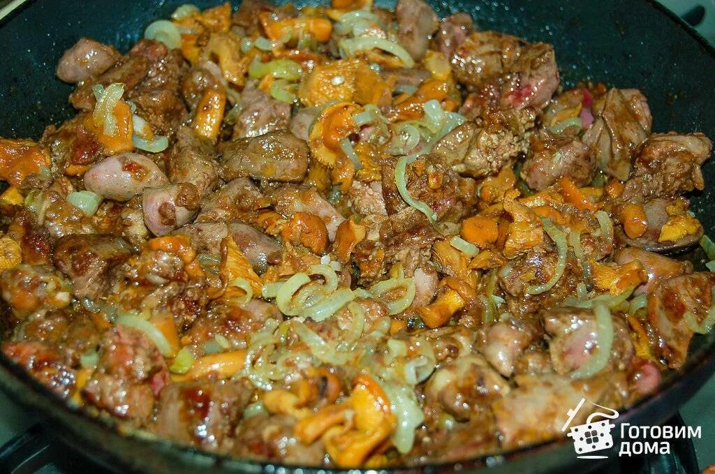 Готовим печень с луком и морковью. Печень куриная тушеная с луком и морковью на сковороде. печенка с грибами и луком на сковороде. куриная печень с грибами и луком. куриная печень с грибами и луком на сковороде.