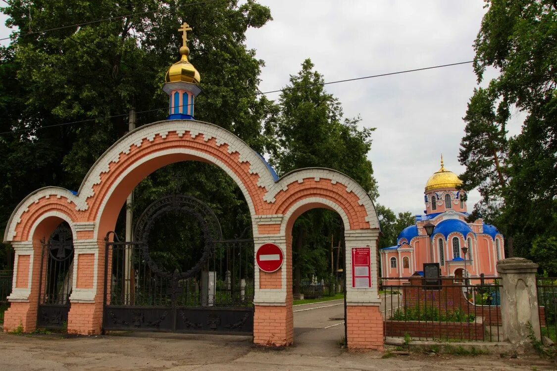 Храм на старом кладбище. Воскресенский храм ульяновск. храм воскресения христова ульяновск. воскресенская церковь ульяновск. церковь на карла маркса ульяновск.
