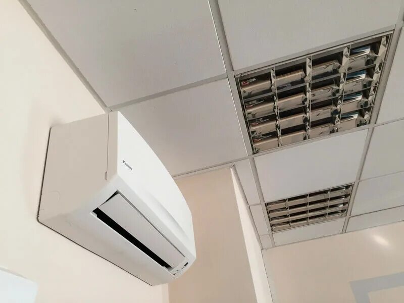 Купить кондиционер для квартиры инверторный. Daikin ftxb35c. Кондиционер Daikin 35. Сплит система Daikin FTXB-C RXB-C. Кондиционер Дайкин инверторный.