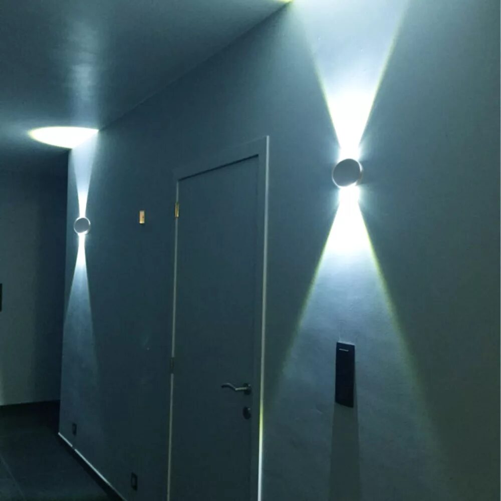 Глаз свет на стенах. Настенное освещение коридора. Светильники для подсветки стен. Подсветка стены. Настенные светильники в коридор.