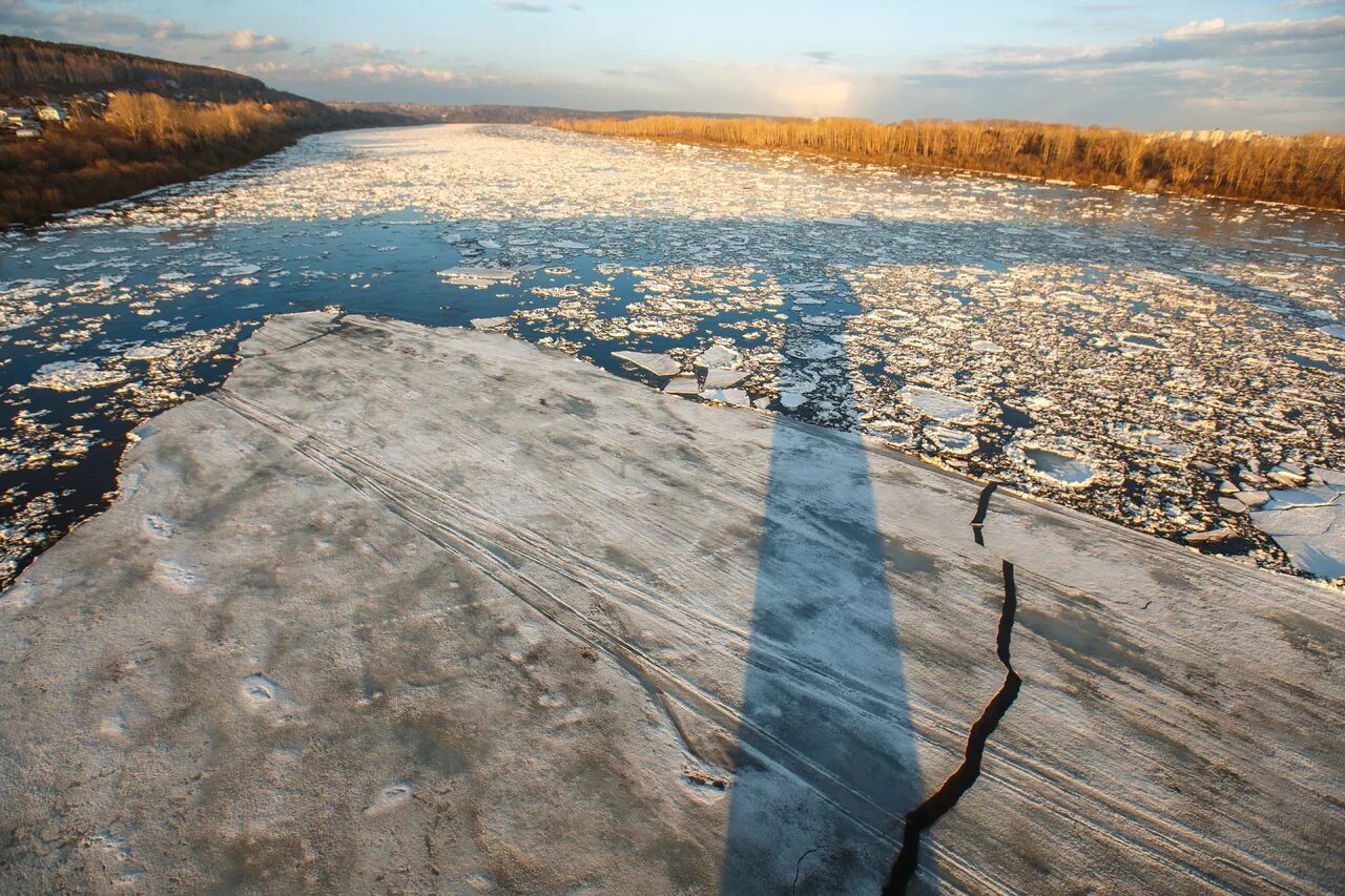 Уровень воды в озере составлял. Ледоход на реке. Ледоход весной. Лед на реке. Лед весной.