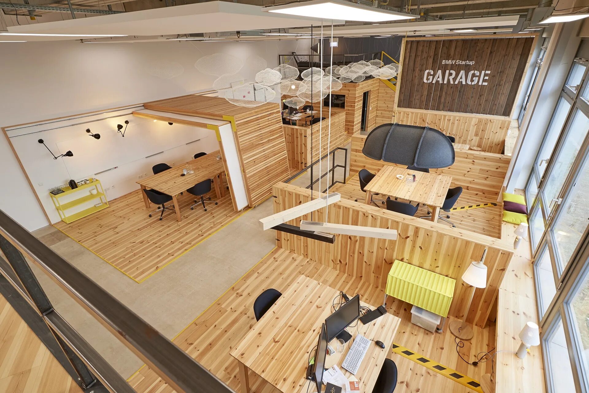Bmw startup garage. Стив джобс в гараже. Стартап в гараже. Bmw startup garage. Проекта "стартап-гараж.