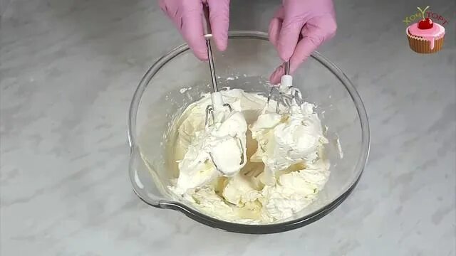 Крем сливки сахар творожный сыр. Крем чиз из кефира и сметаны для торта рецепт. Крем из сливок и творожного сыра. Крем из сливочного сыра и сахарной пудры. Крем сливки и творожный сыр сахарная пудра.