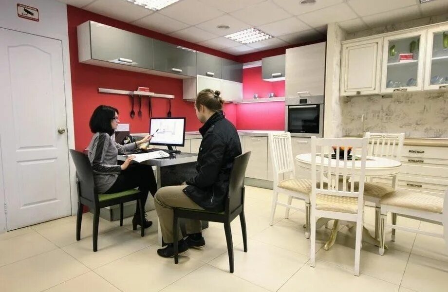 Девушка продает мебель. Продавец консультант мебельного салона. Работа в магазине мебели. Семья на диване. Менеджер в мебельном.
