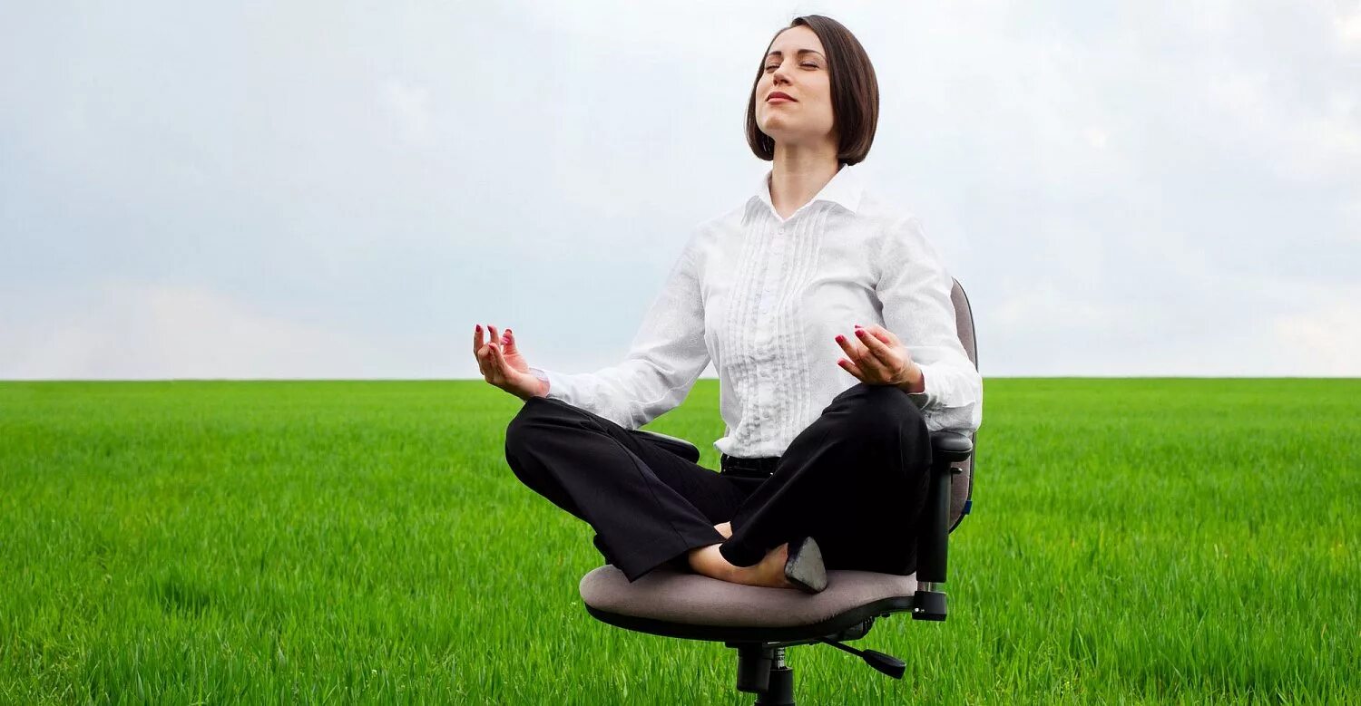 Дневной сон. Сонный работник. Время отдохнуть после работы. Сонный человек. Спит на рабочем месте.